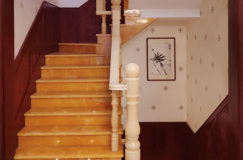 汪场镇中式别墅室内汉白玉石楼梯的定制安装装饰效果
